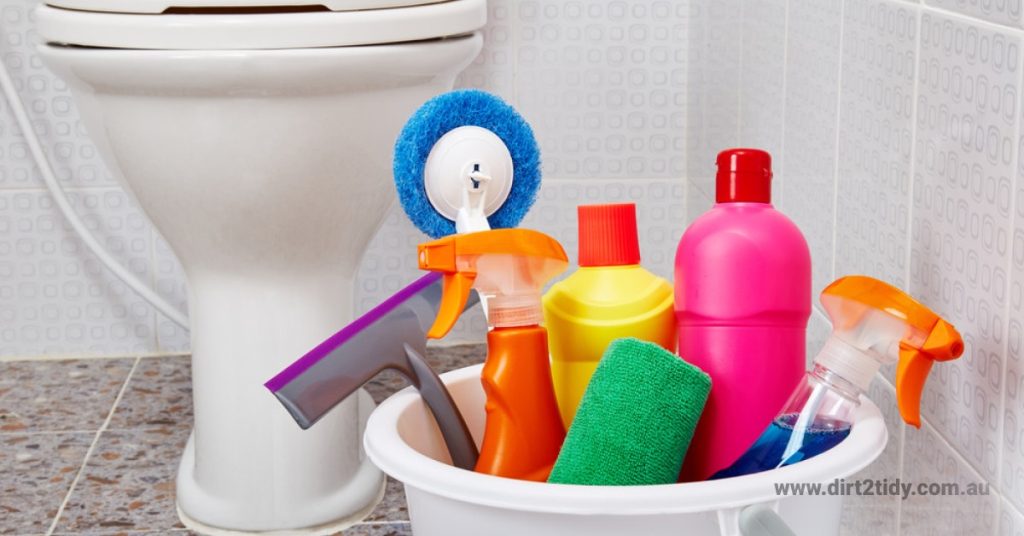 What is the best chemical to use to clean a bathroom? 4 chemical cleanig