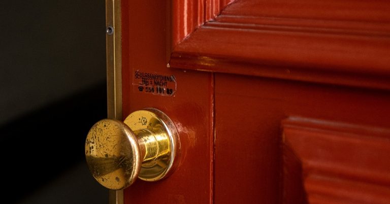 Do brass doorknobs automatically disinfect themselves? 4 More about metal’s disinfectant properties