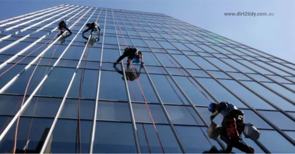 How to clean the windows of the highest skyscrapers 1