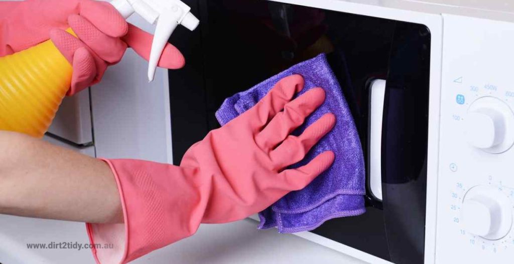 Is it dangerous to use cleaning sprays to clean a microwave? 3 microwave cleaning